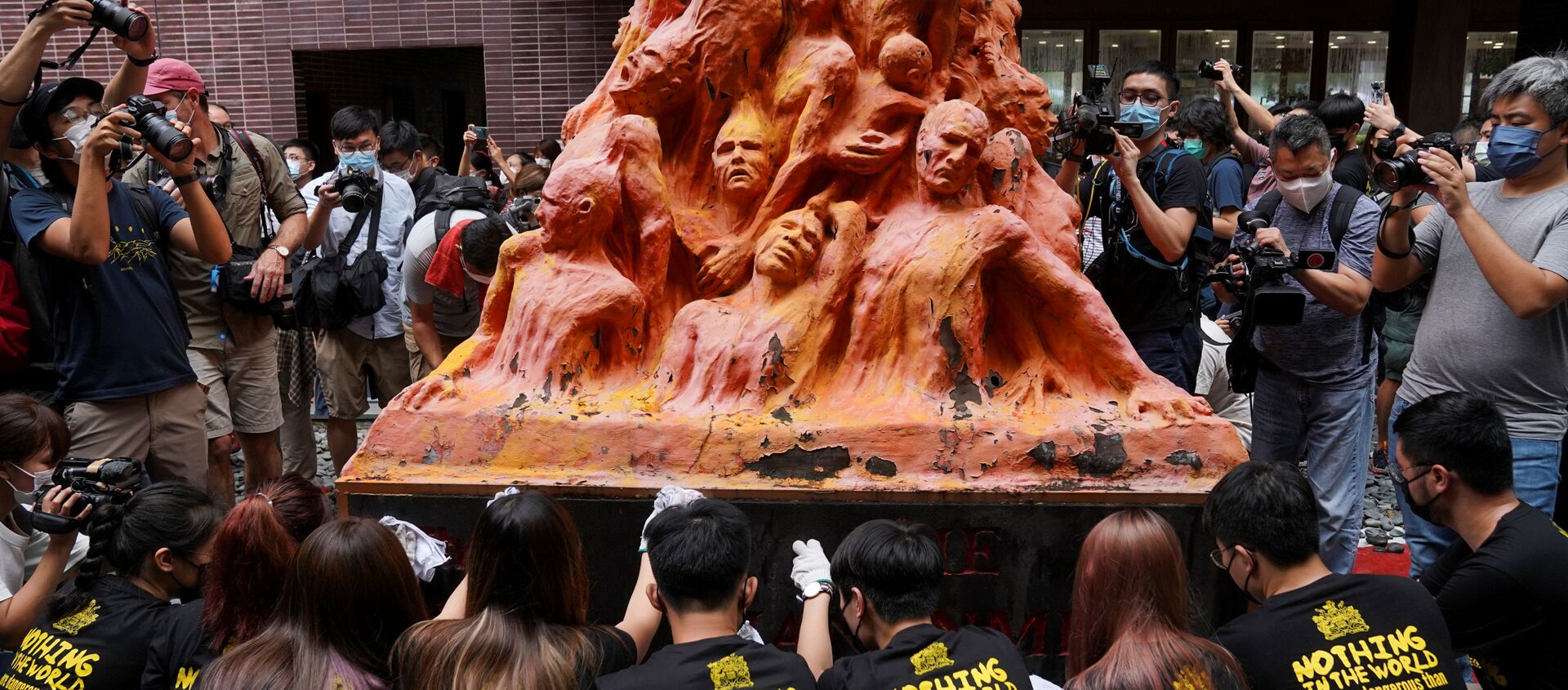 University students clean the Pillar of Shame statue at the University of Hong Kong on the 32nd anniversary of the crackdown on pro-democracy demonstrators at Beijing's Tiananmen Square in 1989, in Hong Kong, China June 4, 2021 - Sputnik International, 1920, 04.06.2021