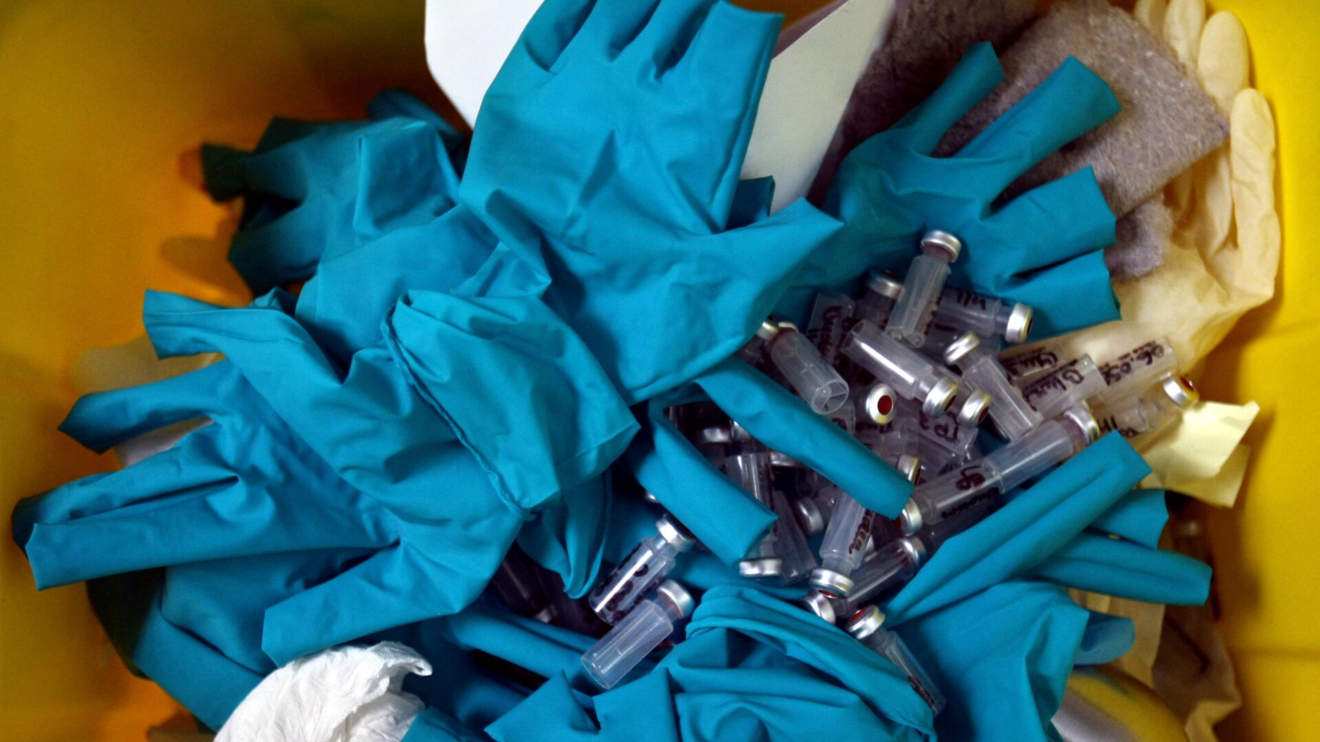 A picture taken at the French national anti-doping laboratory, on 23 June 2008 in Chatenay-Malabry, outside Paris, shows a waste bin filled with gloves, syringes and test tubes used for blood samples. - Sputnik International, 1920, 04.06.2021