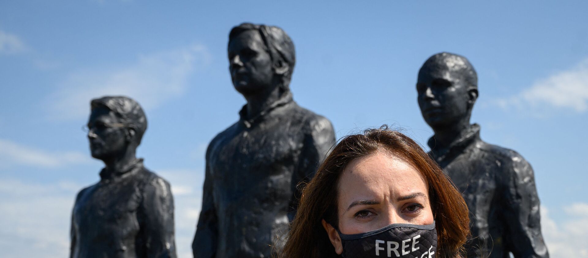 English lawyer and partner of Wikileaks founder Julian Assange, Stella Morris wearing a facemask reading: Free Assange poses next to statues representing  Edward Snowden, Julian Assange and Chelsea Manning during the Geneva Appeal for the immediate release of Wikileaks founder Julian Assange in Geneva, on June 4, 2021. - The Geneva Appeal was launched at a virtual event attended by the partner of the founder of WiikiLeaks, and the mayor of Geneva as well as several personalities, including the United Nations Special Rapporteur on Torture.  - Sputnik International, 1920, 04.06.2021