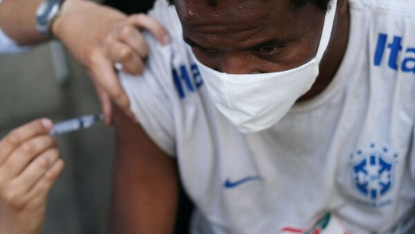 A health worker applies an AstraZeneca coronavirus disease (COVID-19) vaccine to a citizen during a vaccination campaign for homeless people, in Rio de Janeiro's downtown, Brazil, May 27, 2021 - Sputnik International