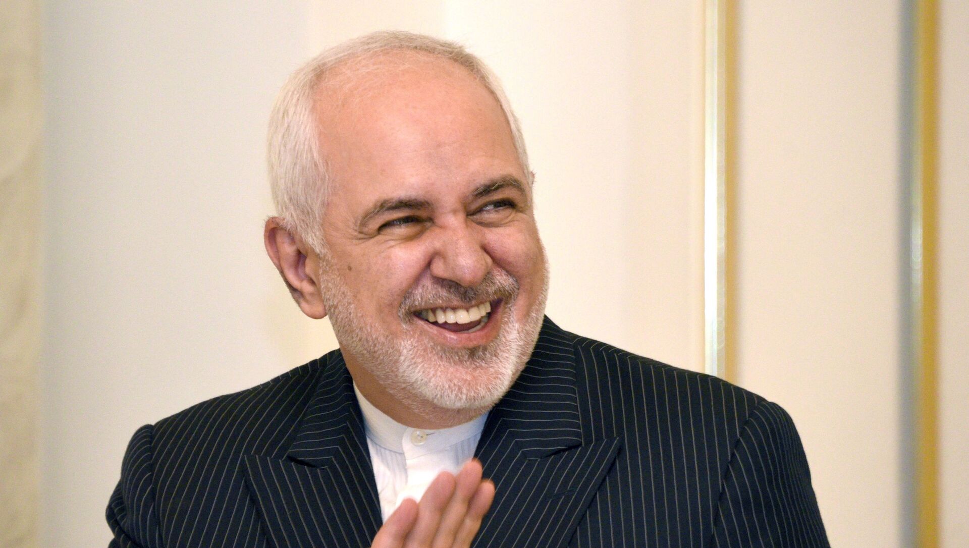 Iranian Foreign Minister Mohammad Javad Zarif gestures during a meeting with the acting Armenian PM in Yerevan on 26 May 2021. - Sputnik International, 1920, 05.06.2021