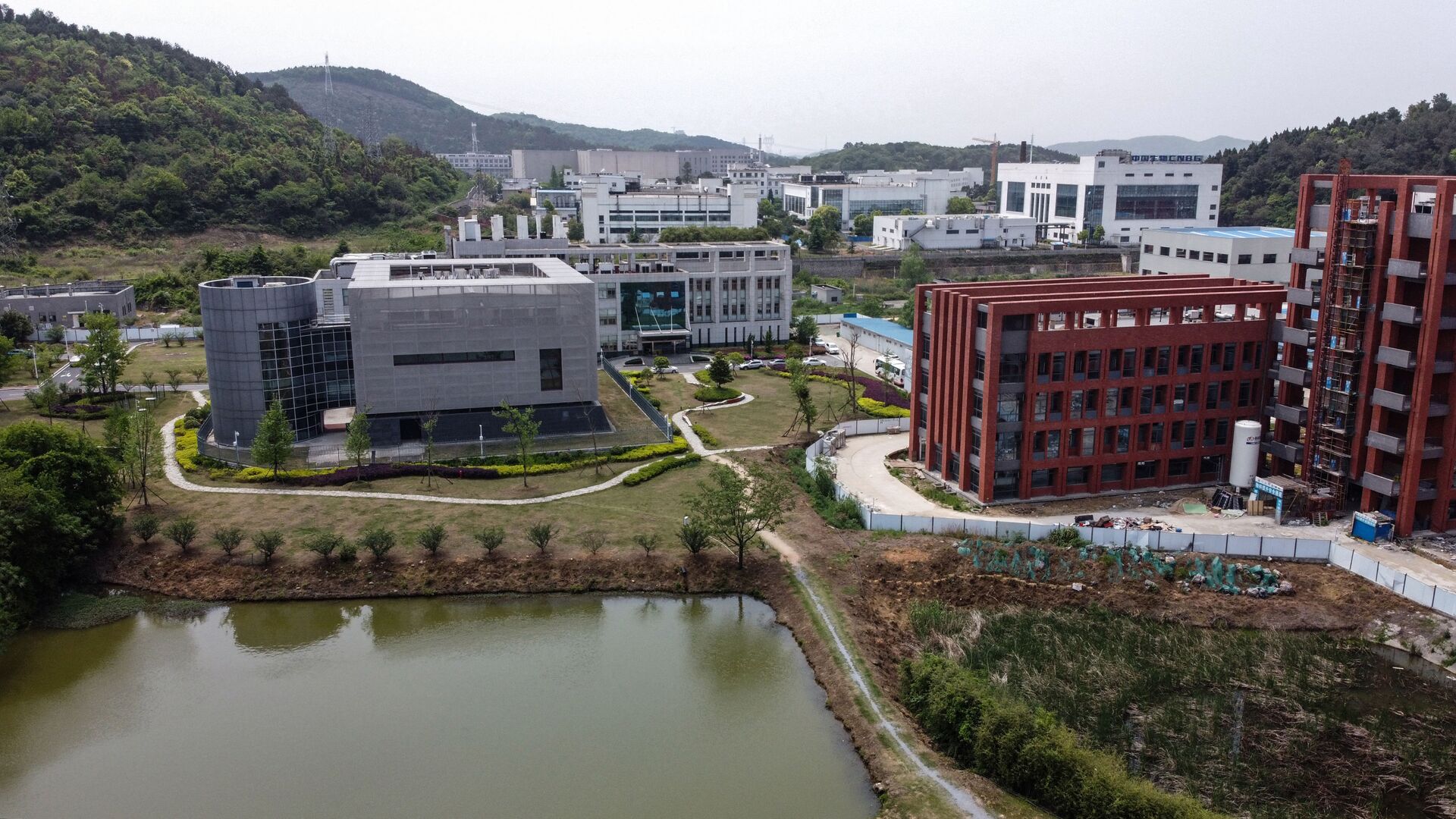 An aerial view shows the P4 laboratory (L) at the Wuhan Institute of Virology in Wuhan in China's central Hubei province on April 17, 2020 - Sputnik International, 1920, 25.03.2022