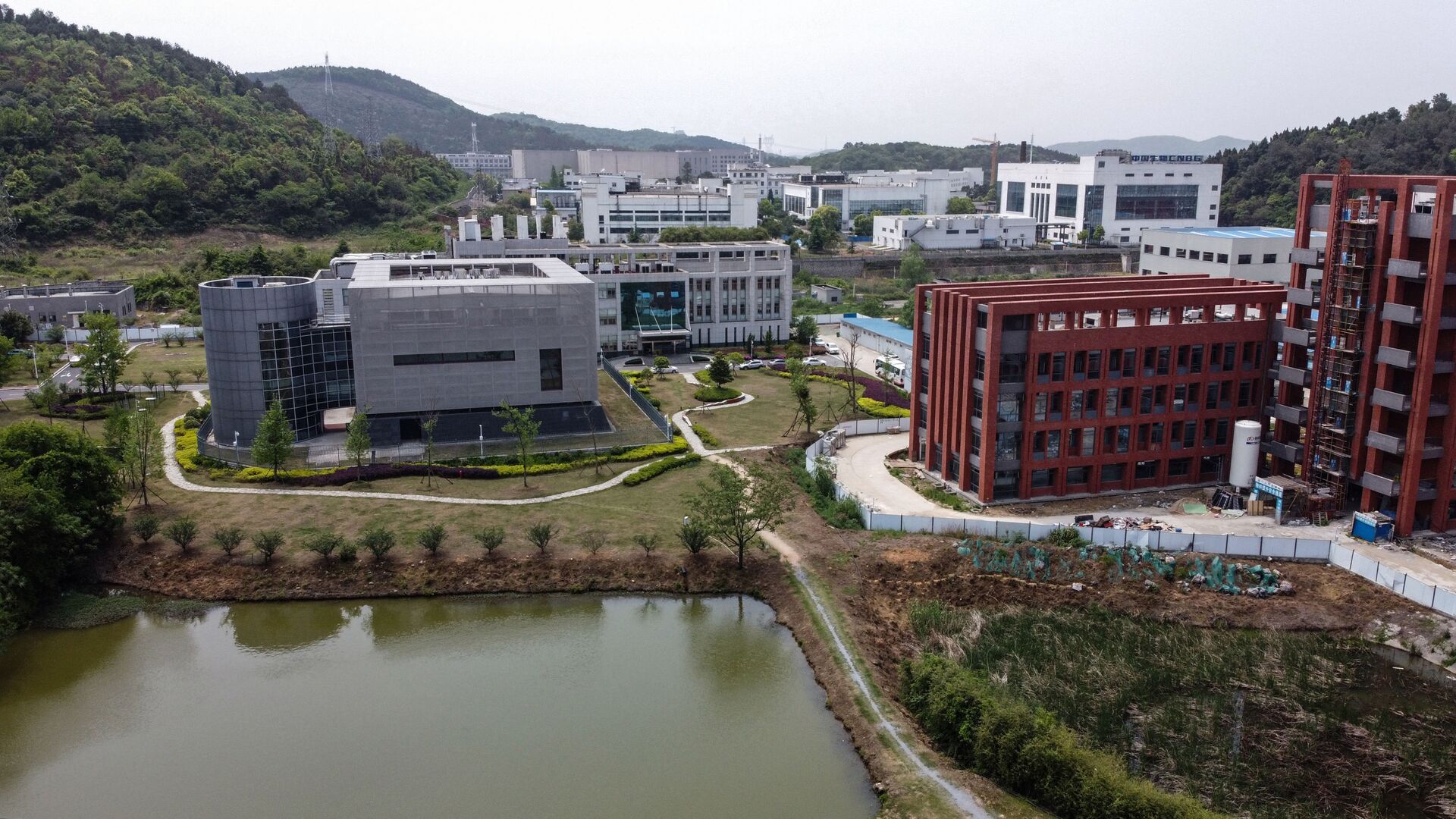 An aerial view shows the P4 laboratory (L) at the Wuhan Institute of Virology in Wuhan in China's central Hubei province on April 17, 2020 - Sputnik International, 1920, 07.09.2021