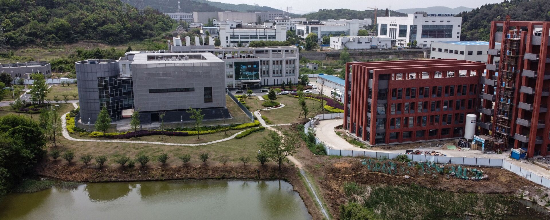 An aerial view shows the P4 laboratory (L) at the Wuhan Institute of Virology in Wuhan in China's central Hubei province on April 17, 2020 - Sputnik International, 1920, 07.06.2021