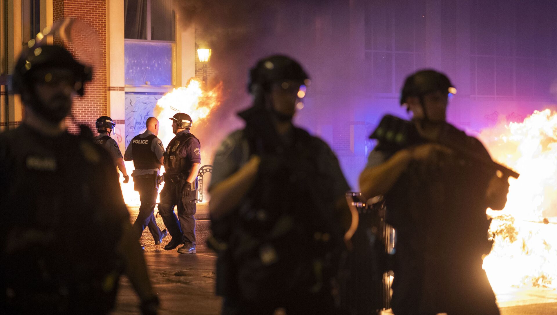 Police stand guard after protesters set fire to dumpsters after a vigil was held for Winston Boogie Smith Jr. early on Saturday, June 5, 2021.  - Sputnik International, 1920, 05.06.2021