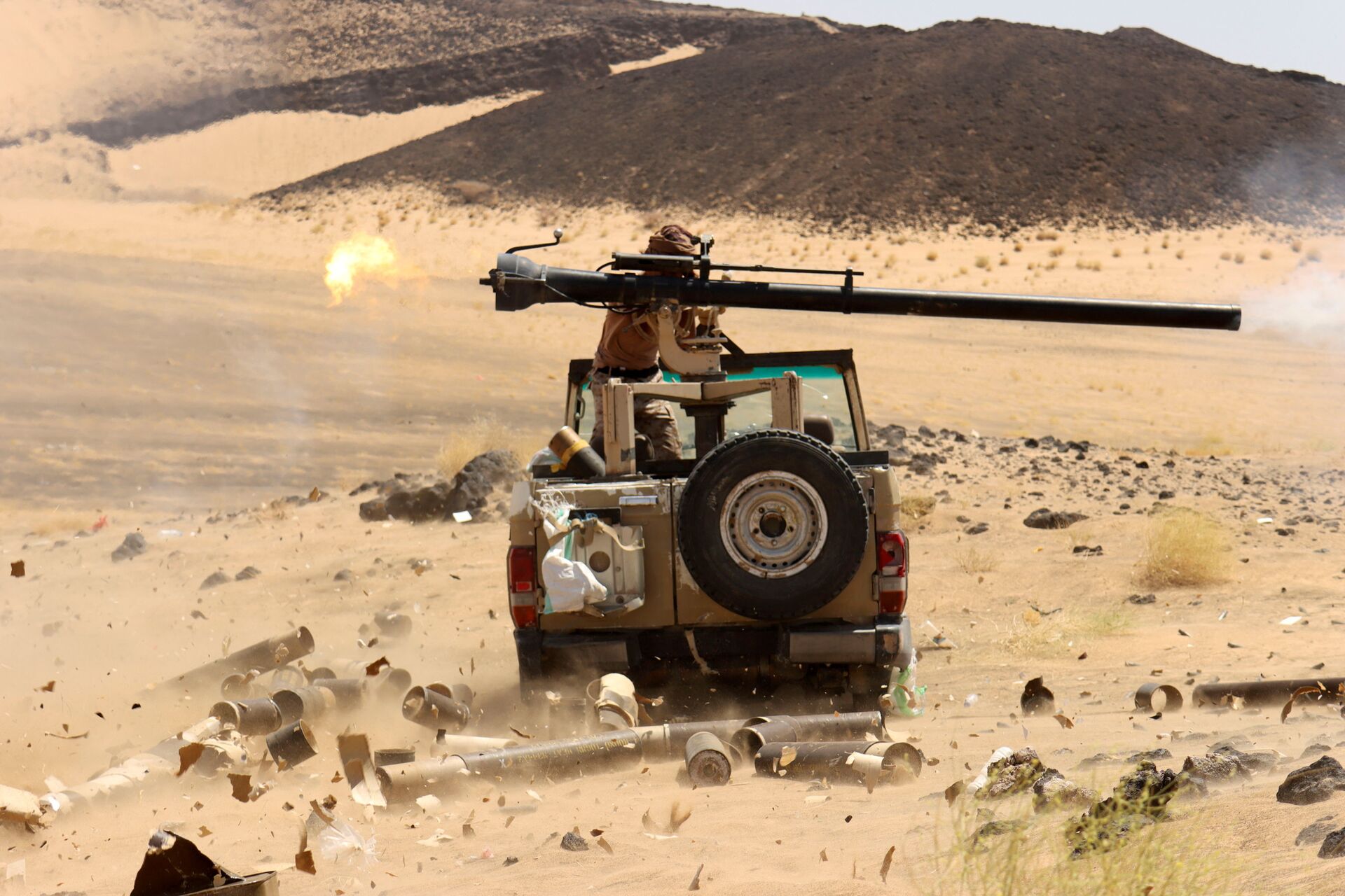 A Yemeni government fighter fires a vehicle-mounted weapon at a frontline position during fighting against Houthi fighters in Marib, Yemen March 9, 2021 - Sputnik International, 1920, 21.10.2021