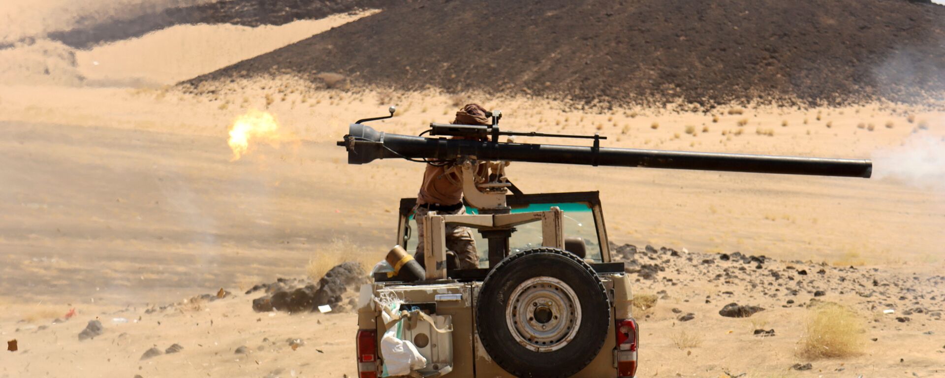 A Yemeni government fighter fires a vehicle-mounted weapon at a frontline position during fighting against Houthi fighters in Marib, Yemen March 9, 2021 - Sputnik International, 1920, 05.06.2021