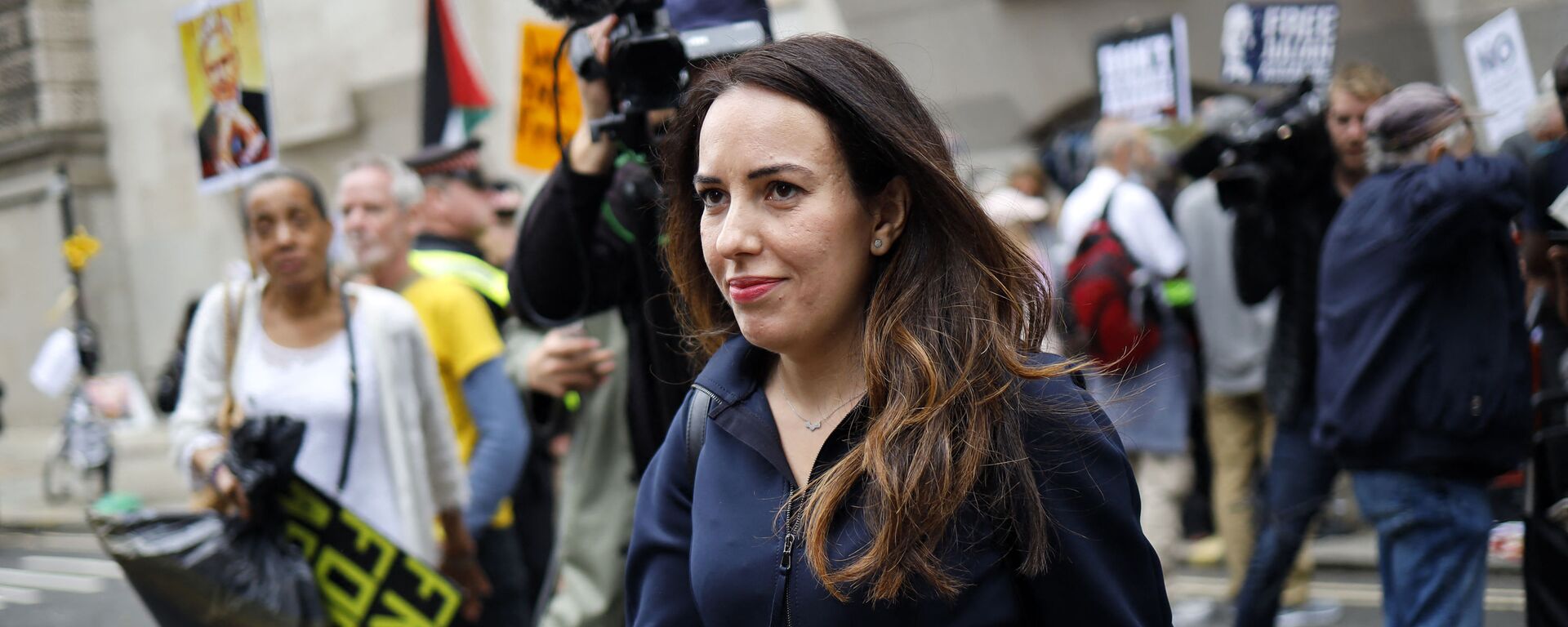 Stella Moris, the partner of Wikileaks founder Julian Assange, leaves the Old Bailey court during a break for lunch, in central London on 7 September 2020, on the first day of the resumption of Assange's extradition hearing - Sputnik International, 1920, 26.06.2021