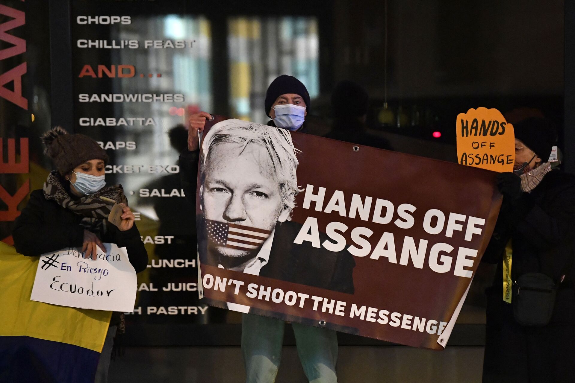 Protesters hold a sign to support WikiLeaks founder Julian Assange in front of the EU British Embassy in Brussels on December 07, 2020 - Sputnik International, 1920, 29.09.2021