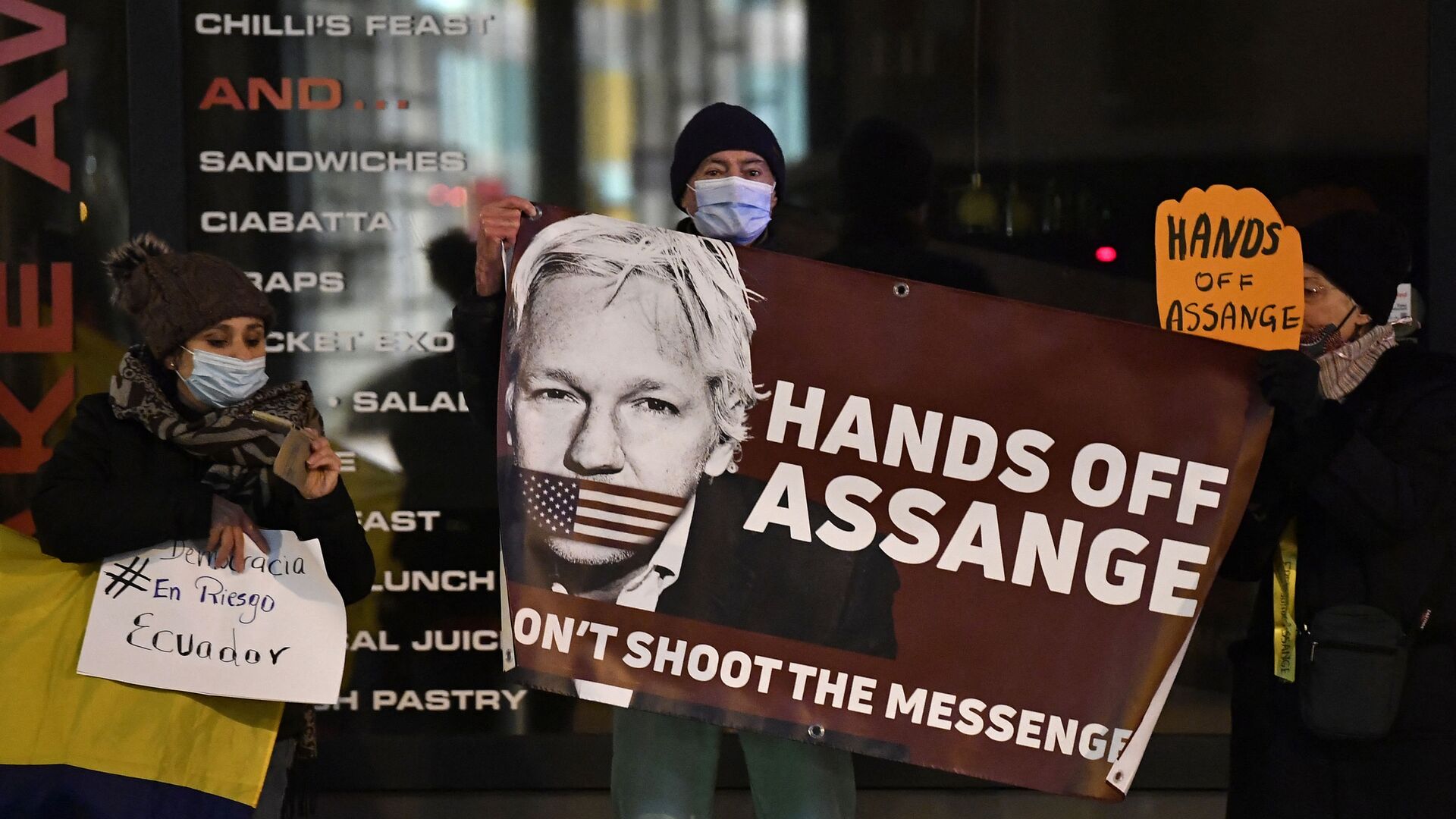 Protesters hold a sign to support WikiLeaks founder Julian Assange in front of the EU British Embassy in Brussels on December 07, 2020 - Sputnik International, 1920, 11.06.2021