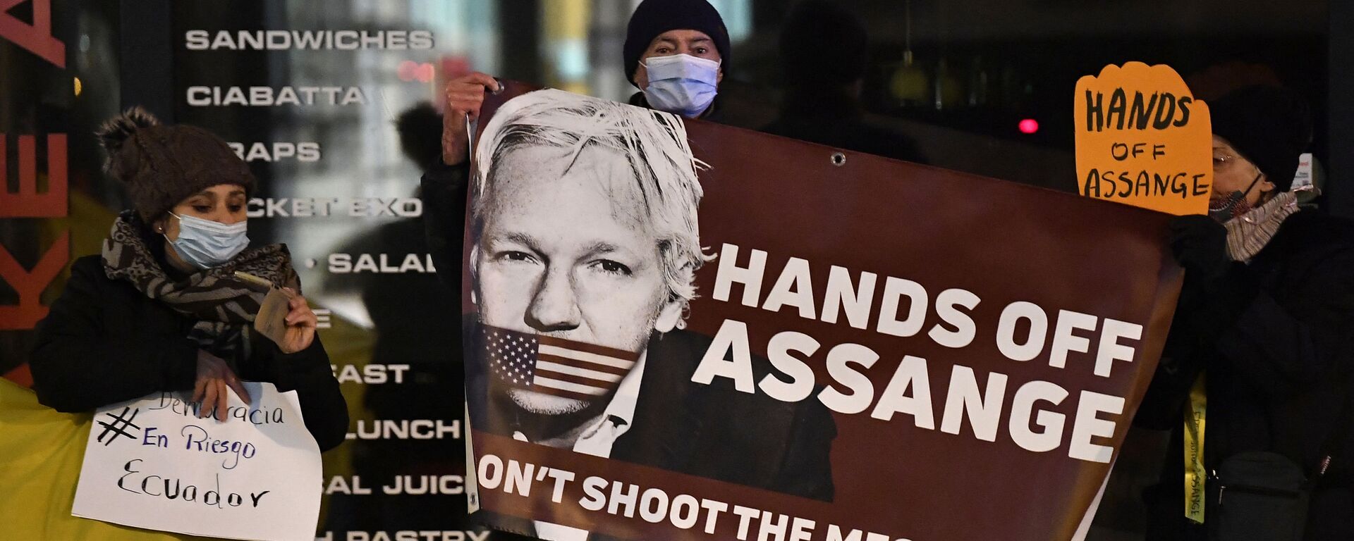 Protesters hold a sign to support WikiLeaks founder Julian Assange in front of the EU British Embassy in Brussels on December 07, 2020 - Sputnik International, 1920, 26.09.2021