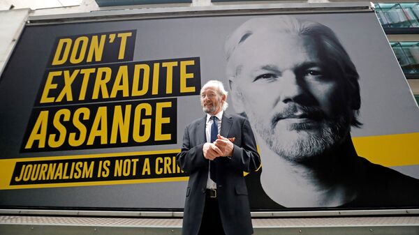 John Shipton, the father of Wikileaks founder Julian Assange, poses for a photograph as he arrives at the Old Bailey court in central London on September 8, 2020, on the second day of the resumption of Assange's extradition hearing - Sputnik International