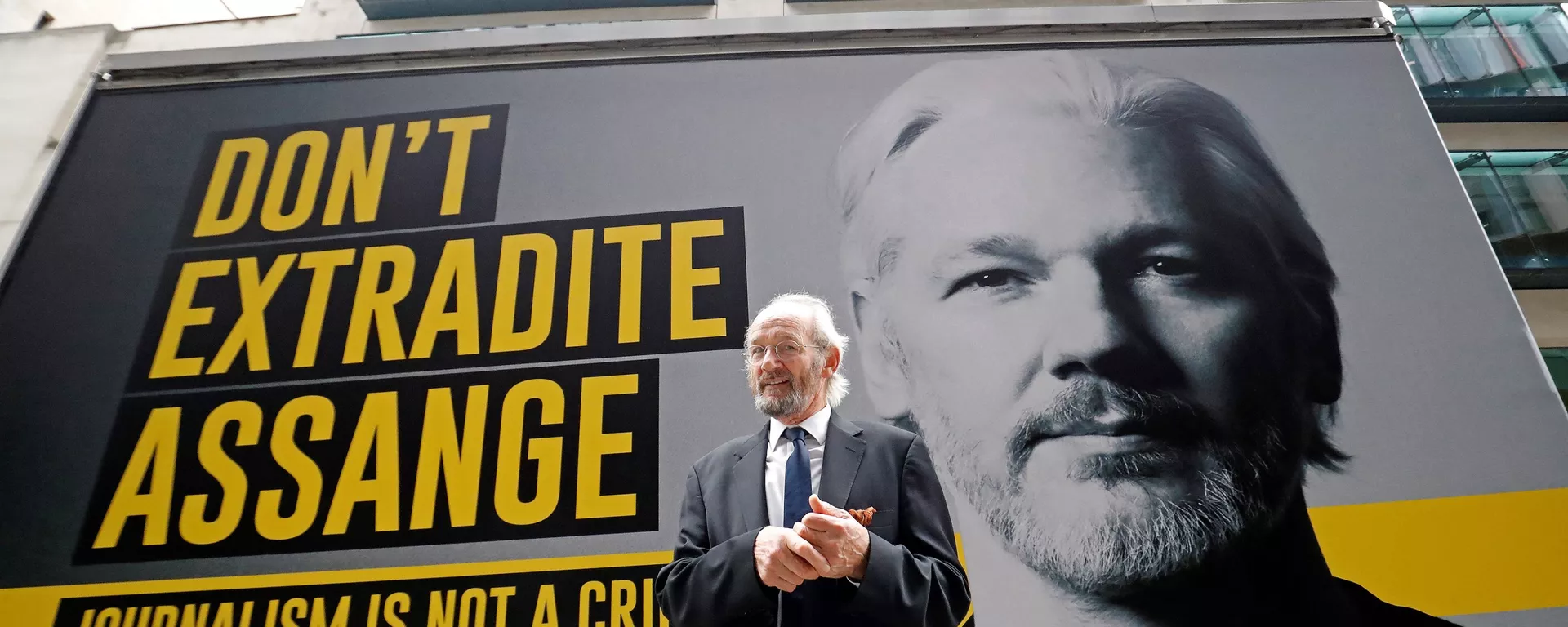 John Shipton, the father of Wikileaks founder Julian Assange, poses for a photograph as he arrives at the Old Bailey court in central London on September 8, 2020, on the second day of the resumption of Assange's extradition hearing - Sputnik International, 1920, 25.06.2024