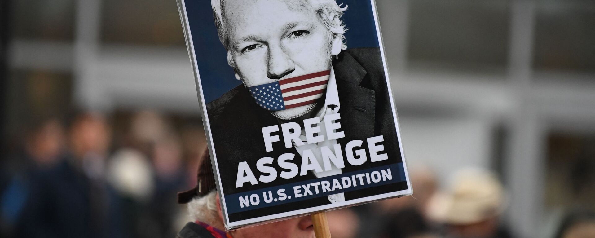 A supporter of WikiLeaks founder Julian Assange holds a placard calling for his freedom outside Woolwich Crown Court and HMP Belmarsh prison in southeast London on February 24, 2020, ahead of the opening of the trial to hear a US request for Assange's extradition - Sputnik International, 1920, 17.06.2022