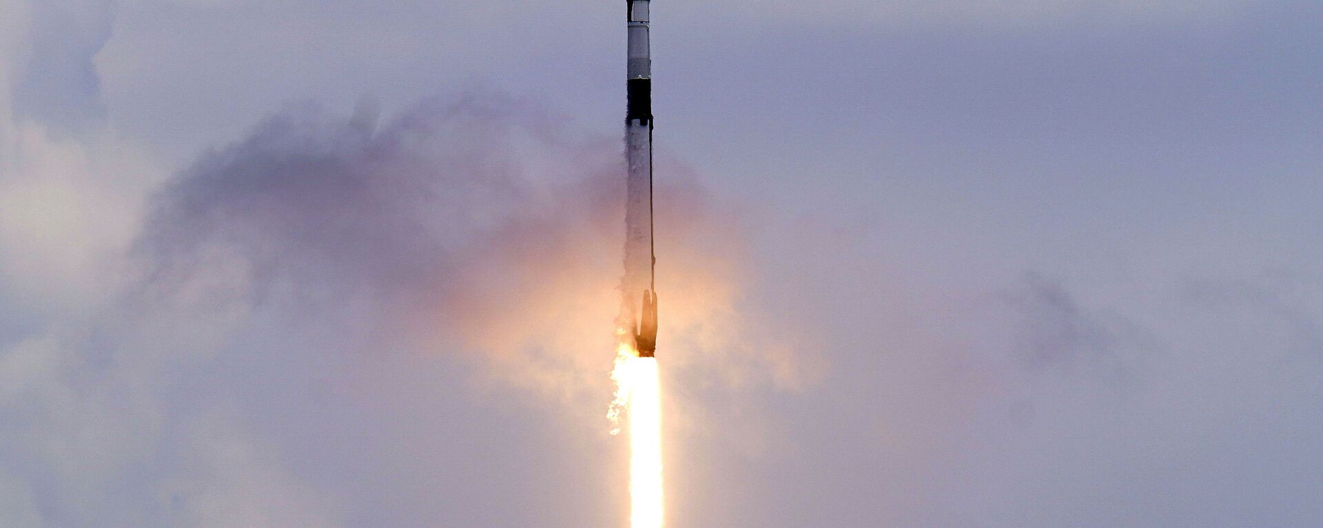 A SpaceX Falcon 9 rocket with a Dragon 2 spacecraft lifts off on Pad 39A at the Kennedy Space Center for a re-supply mission to the International Space Station from Cape Canaveral, Fla., Thursday, June 3, 2021. - Sputnik International, 1920, 18.04.2023