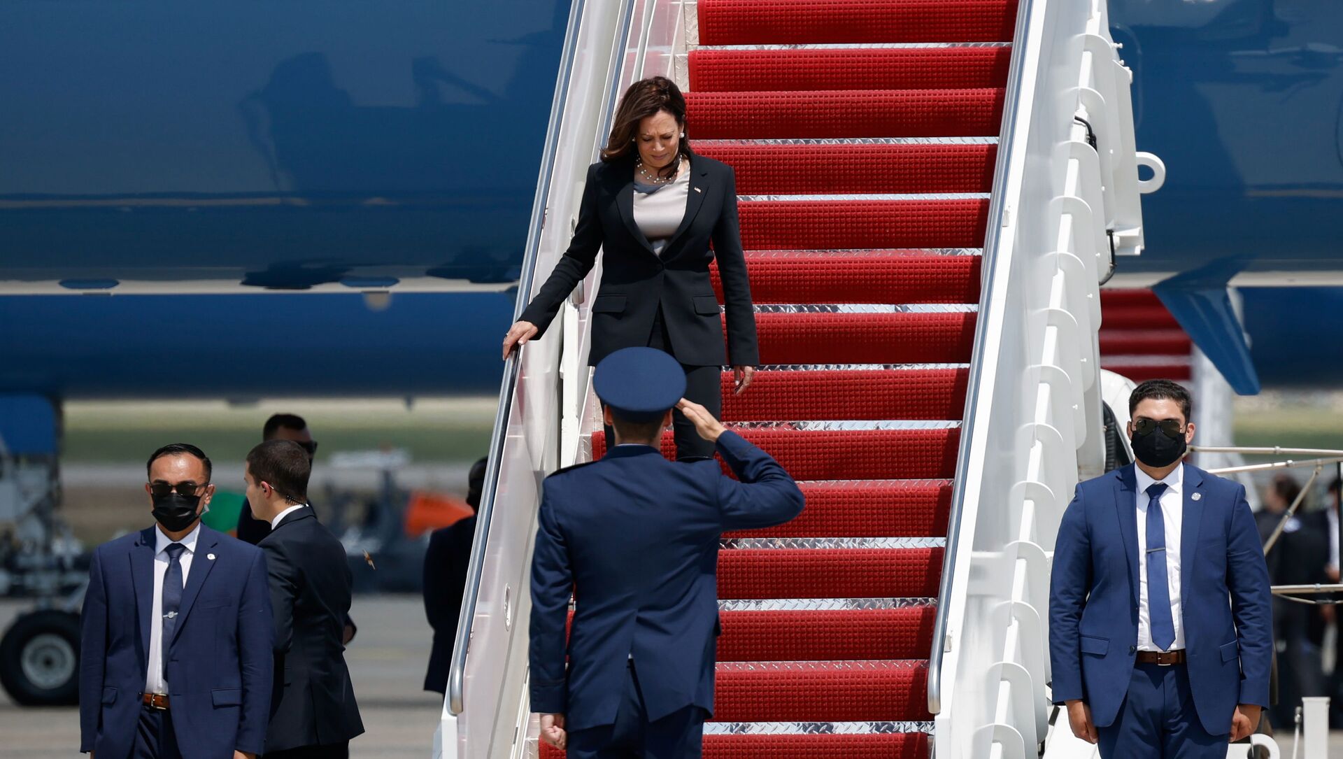 US Vice President Kamala Harris gets off the Air Force Two, after technical difficulties that made her change planes for her first international trip as Vice President to Guatemala and Mexico, at Joint Base Andrews, Maryland, 6 June 2021 - Sputnik International, 1920, 08.06.2021