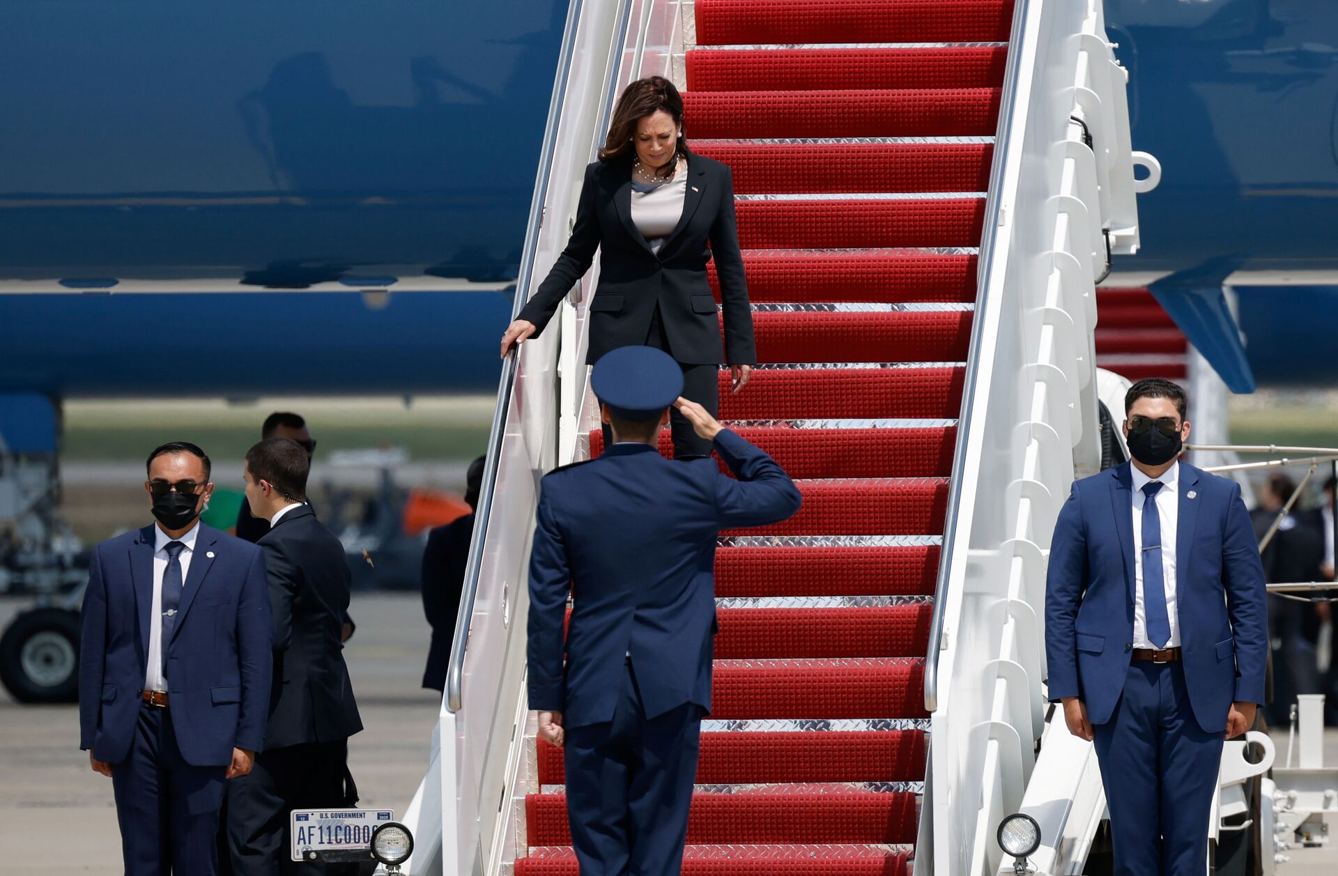 U.S. Vice President Kamala Harris gets off the Air Force Two, after technical difficulties that made her change planes for her first international trip as Vice President to Guatemala and Mexico, at Joint Base Andrews, Maryland, U.S., June 6, 2021 - Sputnik International, 1920, 07.09.2021