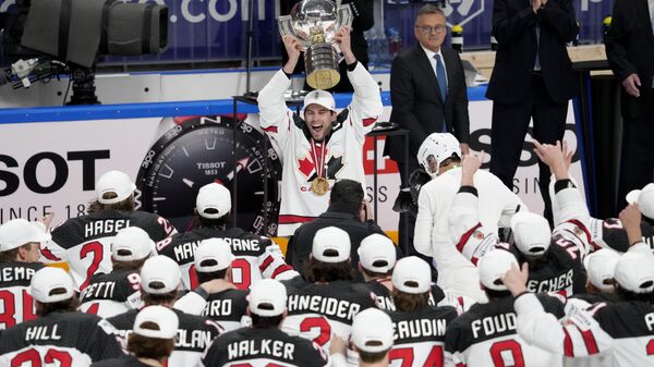 Canada players celebrate with the trophy after winning the IIHF World Ice Hockey Championship 2021, June 6, 2021 - Sputnik International