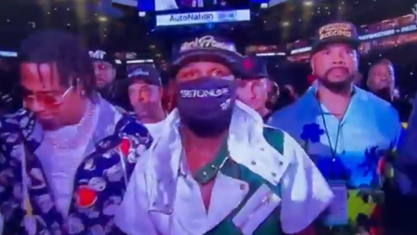 Screenshot from a video showing Floyd Mayweather wearing an OnlyFans hat before the fight with Logan Paul - Sputnik International