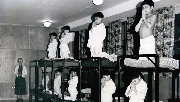 Мальчики молятся на кроватях в школе-интернате Bishop Horden в Канаде, 1950 год  - Sputnik International