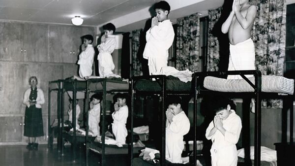 Мальчики молятся на кроватях в школе-интернате Bishop Horden в Канаде, 1950 год  - Sputnik International