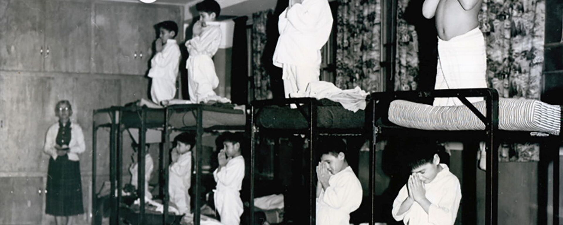 Мальчики молятся на кроватях в школе-интернате Bishop Horden в Канаде, 1950 год  - Sputnik International, 1920, 25.09.2021