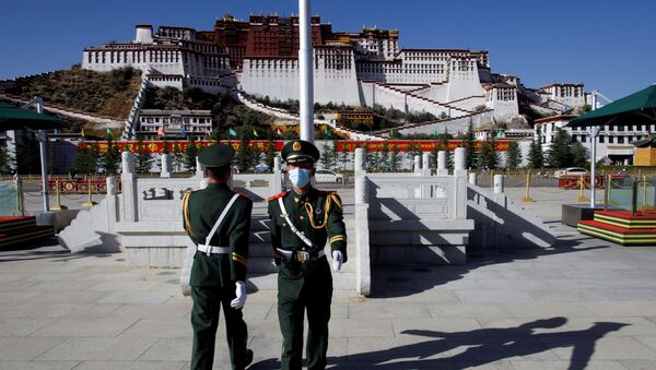 FILE PHOTO: Paramilitary police officers swap positions during a change of guard in front of Potala Palace in Lhasa, during a government-organised tour to Tibet Autonomous Region, China, 15 October 2020. REUTERS/Thomas Peter/File Photo - Sputnik International