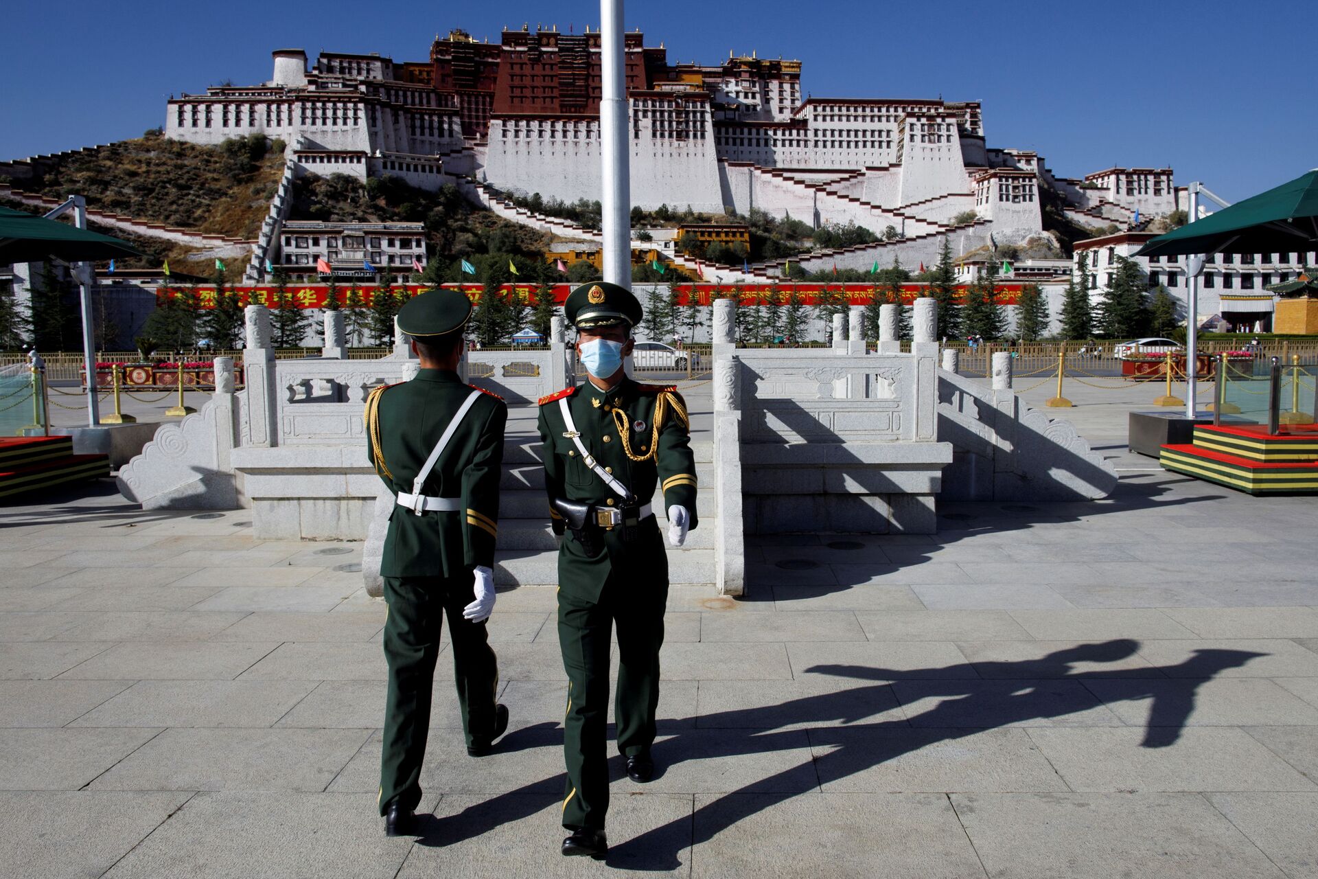 FILE PHOTO: Paramilitary police officers swap positions during a change of guard in front of Potala Palace in Lhasa, during a government-organised tour to Tibet Autonomous Region, China, October 15, 2020. REUTERS/Thomas Peter/File Photo - Sputnik International, 1920, 07.09.2021