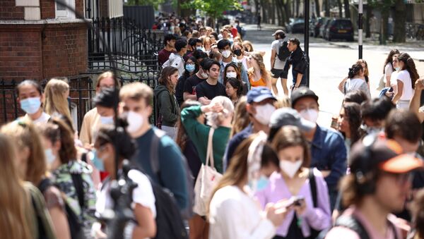 People queue outside a vaccination centre for young people and students at the Hunter Street Health Centre, amid the coronavirus disease (COVID-19) outbreak, in London, Britain, June 5, 2021 - Sputnik International
