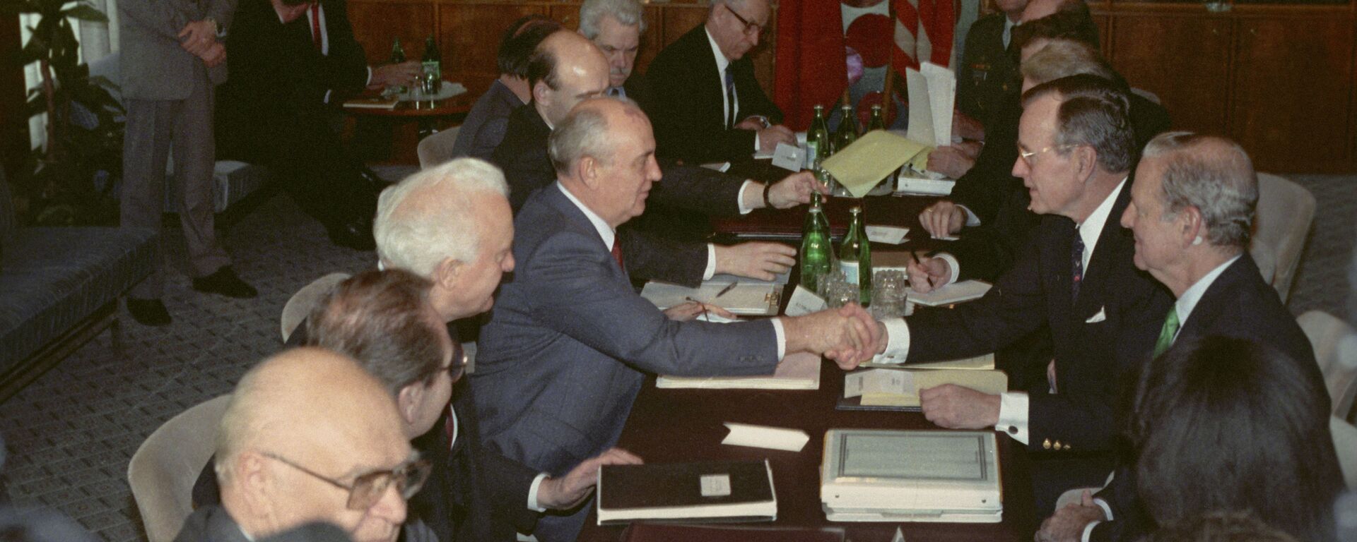 Meeting between Secretary General Mikhail Gorbachev and US President George H.W. Bush in Malta, December 1989 negotiating an end to the Cold War. - Sputnik International, 1920, 02.12.2024