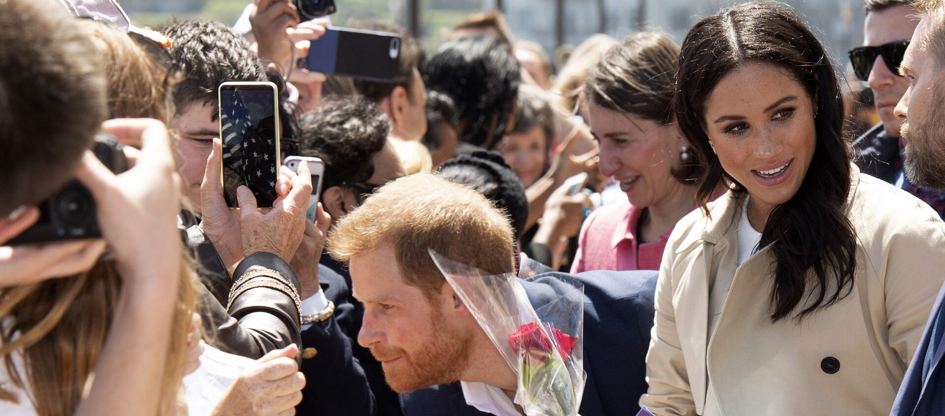 Britain's Prince Harry and Meghan, Duchess of Sussex meet members of the public during a walk about outside the Sydney Opera House in Australia on Tuesday, 16 October 2018. - Sputnik International, 1920, 07.06.2021