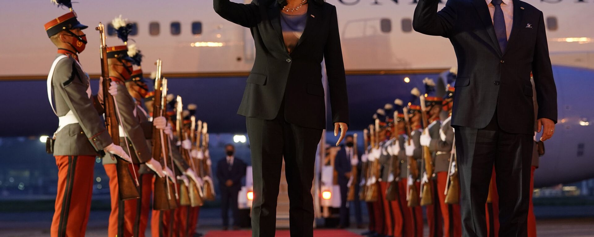 Vice President Kamala Harris and Guatemala's Minister of Foreign Affairs Pedro Brolo wave at her arrival ceremony in Guatemala City, Sunday, June 6, 2021, at Guatemalan Air Force Central Command - Sputnik International, 1920, 07.06.2021