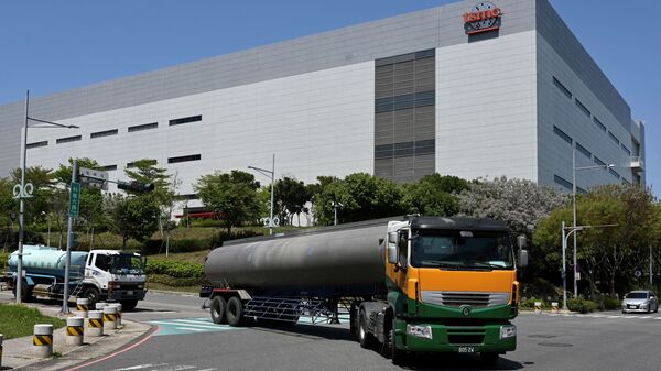This photo taken on March 25, 2021 shows two water trucks passing a Taiwan Semiconductor Manufacturing Company (TSMC) factory in Taichung, central Taiwan. - Sputnik International