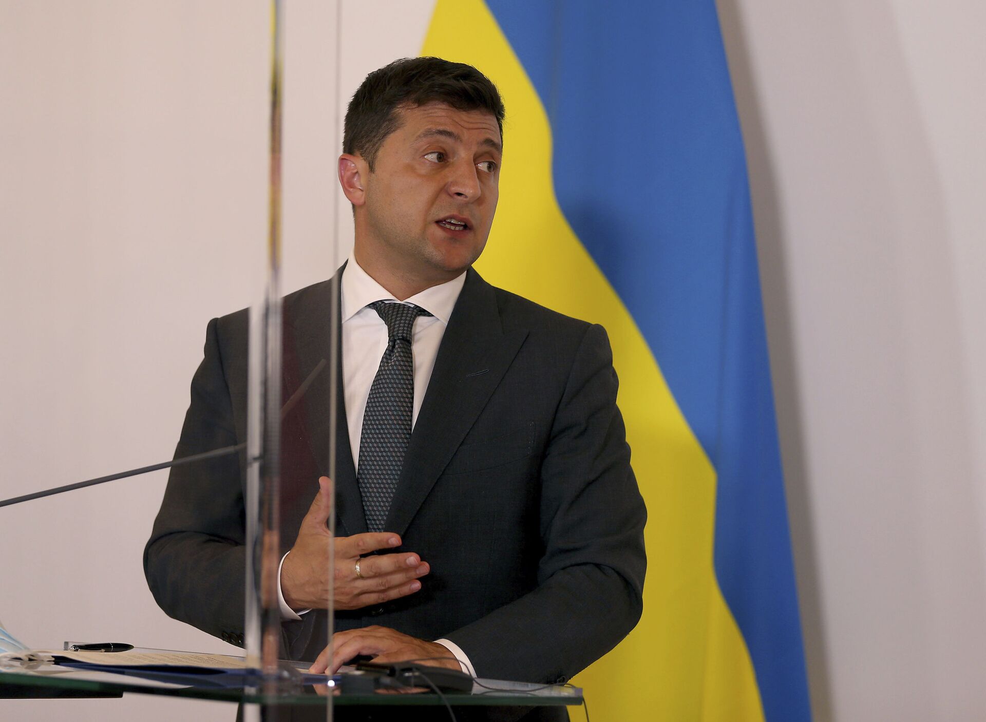 President of Ukraine Volodymyr Zelensky addresses the media at a joint press conference with Austrian Chancellor Sebastian Kurz after their meeting at the federal chancellery in Vienna, Austria, Tuesday, Sept. 15, 2020. - Sputnik International, 1920, 07.09.2021