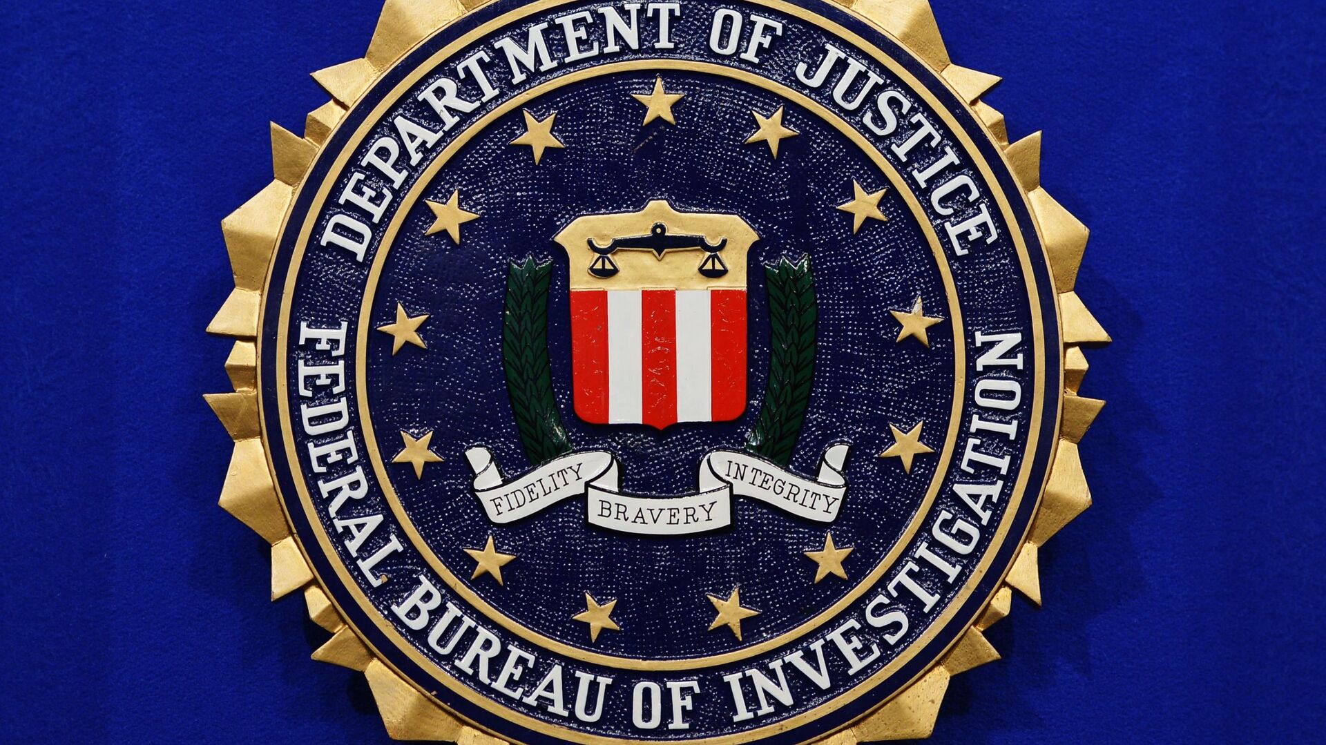 The Federal Bureau of Investigation (FBI) seal is seen on the lectern following a press conference announcing the FBI's 499th and 500th additions to the Ten Most Wanted Fugitives list on June 17, 2013 at the Newseum in Washington, DC.  - Sputnik International, 1920, 29.03.2022