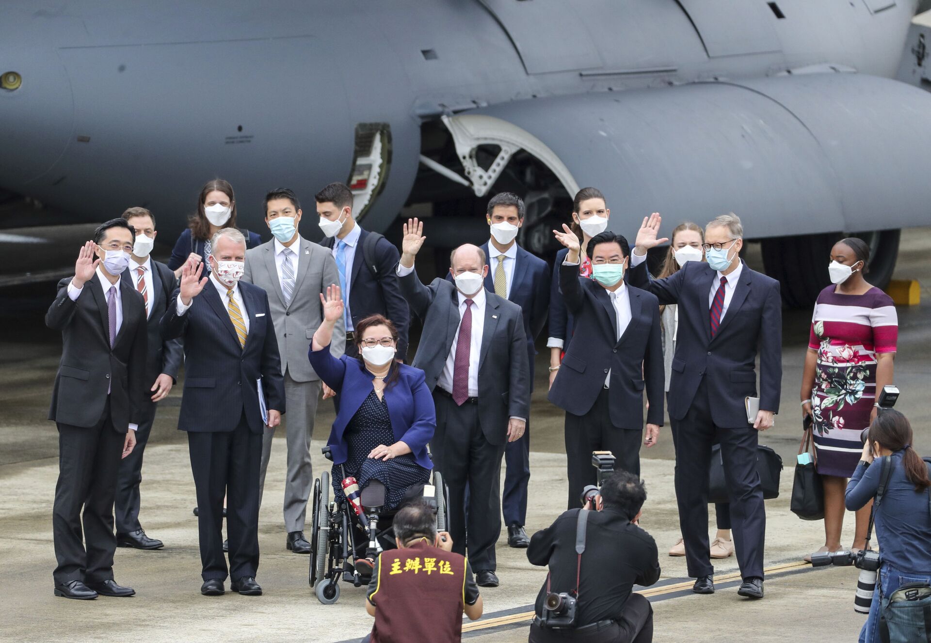 Taiwan's Foreign Minister Joseph Wu, fourth from right, waves with U.S. senators to his right Democratic Sen. Christopher Coons of Delaware, a member of the Foreign Relations Committee, Democratic Sen. Tammy Duckworth of Illinois and Republican Sen. Dan Sullivan of Alaska, members of the Armed Services Committee on their arrival at the Songshan Airport in Taipei, Taiwan on Sunday, June 6, 2021 - Sputnik International, 1920, 16.06.2022