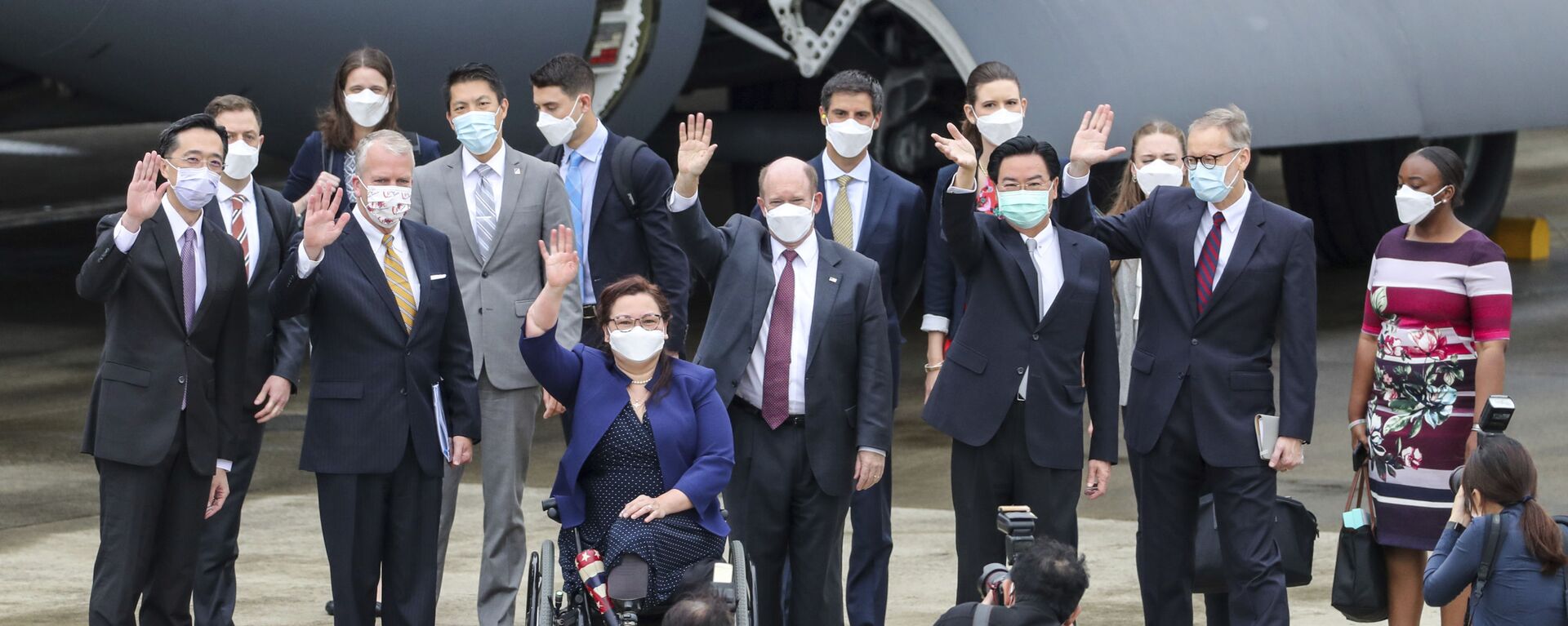 Taiwan's Foreign Minister Joseph Wu, fourth from right, waves with U.S. senators to his right Democratic Sen. Christopher Coons of Delaware, a member of the Foreign Relations Committee, Democratic Sen. Tammy Duckworth of Illinois and Republican Sen. Dan Sullivan of Alaska, members of the Armed Services Committee on their arrival at the Songshan Airport in Taipei, Taiwan on Sunday, June 6, 2021 - Sputnik International, 1920, 08.06.2021