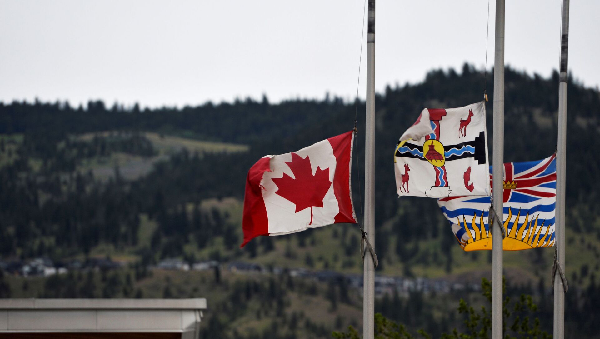 The Canadian flag flies at half-mast near the grounds of the former Kamloops Indian Residential School. - Sputnik International, 1920, 09.06.2021