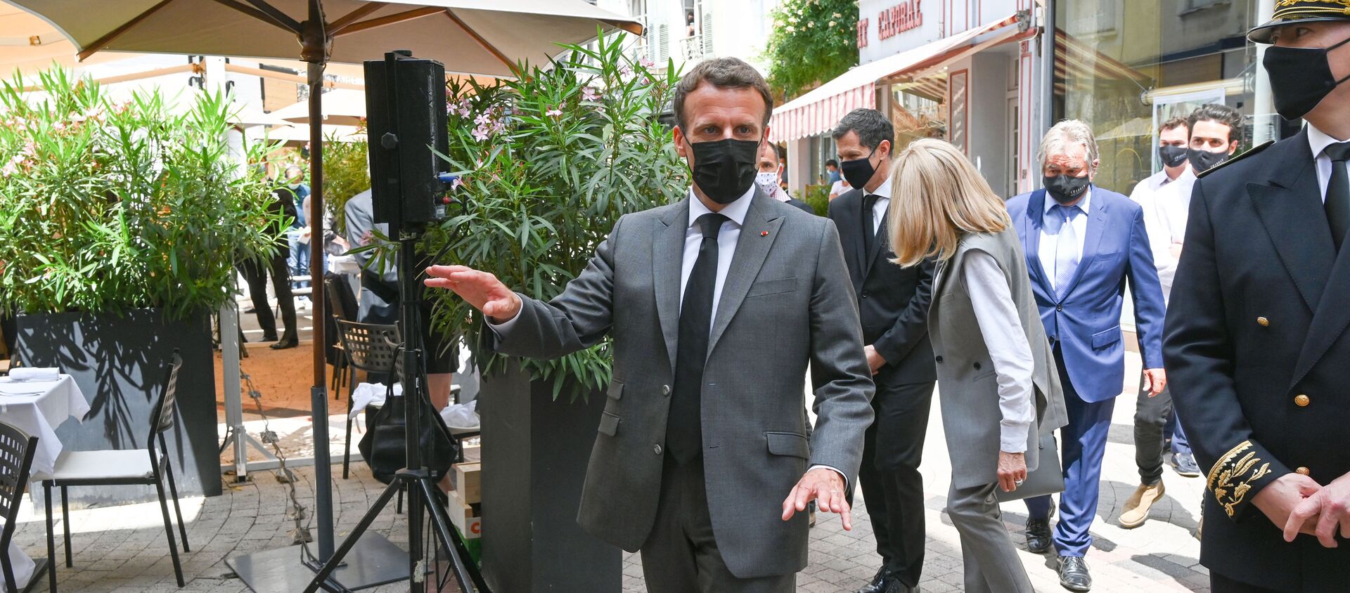 French President Emmanuel Macron arrives for a lunch in Valence, on June 8, 2021, during a day visit in the French southeastern department of Drome, the second stage of a nationwide tour ahead of next year's presidential election. - A bystander slapped Emmanuel Macron across the face during a trip to southeast France on June 8 on the second stop of a nation-wide tour. - Sputnik International, 1920, 10.06.2021