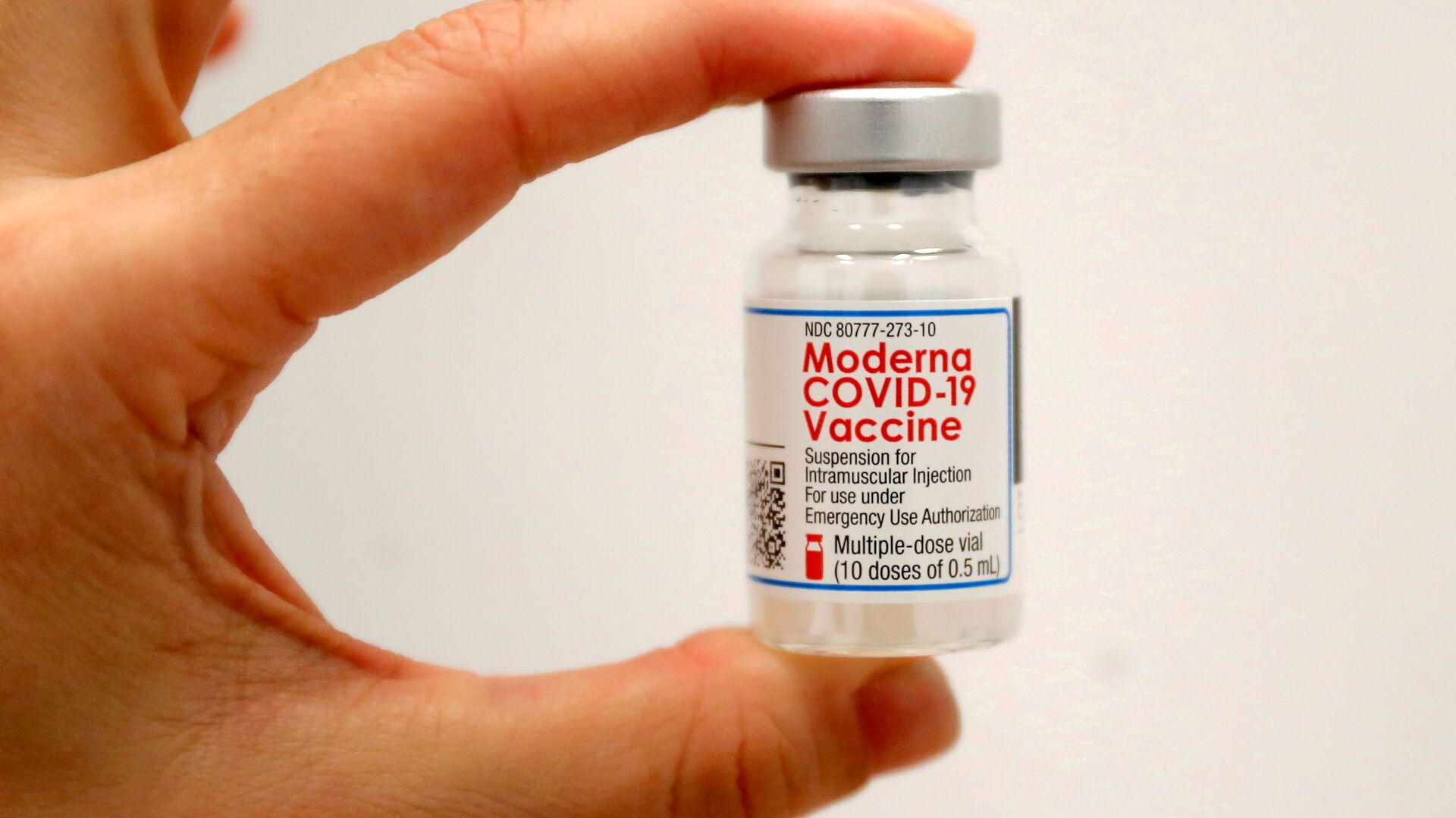 A healthcare worker holds a vial of the Moderna COVID-19 Vaccine at a pop-up vaccination site operated by SOMOS Community Care during the coronavirus disease (COVID-19) pandemic in Manhattan in New York City, New York, U.S., January 29, 2021. - Sputnik International, 1920, 08.04.2022