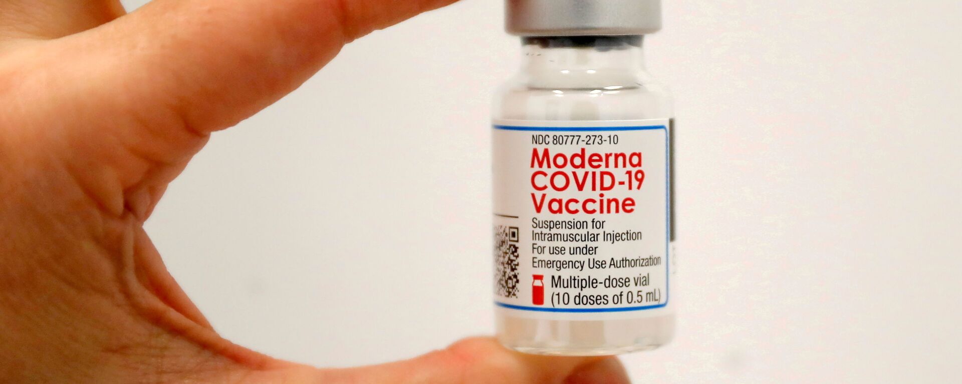 A healthcare worker holds a vial of the Moderna COVID-19 Vaccine at a pop-up vaccination site operated by SOMOS Community Care during the coronavirus disease (COVID-19) pandemic in Manhattan in New York City, New York, U.S., January 29, 2021. - Sputnik International, 1920, 13.08.2021