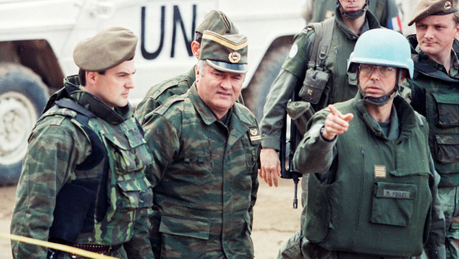 Bosnian Serb General Ratko Mladic is guided by a French Foreign Legion officer as he arrives at a meeting hosted by French U.N. commander General Philippe Morillon at the airport in Sarajevo, Bosnia and Herzegovina in March, 1993. - Sputnik International, 1920, 08.06.2021