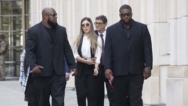 In this July 17, 2019 file photo, New York City police officer Ishmael Bailey, right, moonlights as a bodyguard for Emma Coronel Aispuro, wife of Mexican drug lord Joaquin El Chapo Guzman, as they leave Brooklyn federal court in New York, following Guzman's sentencing. - Sputnik International