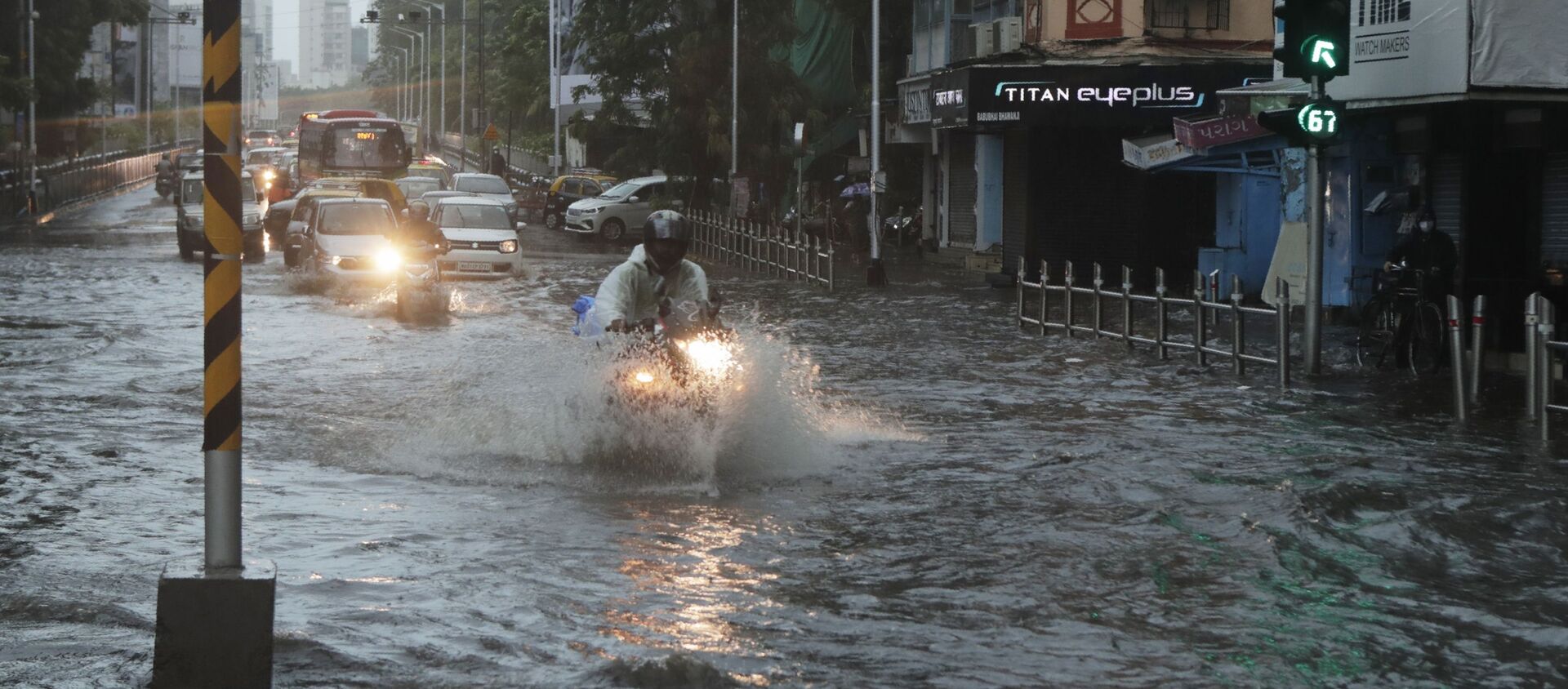 Commuters wade through a waterlogged street during a heavy rain in Mumbai, India, Monday, May 17, 2021 - Sputnik International, 1920, 09.06.2021