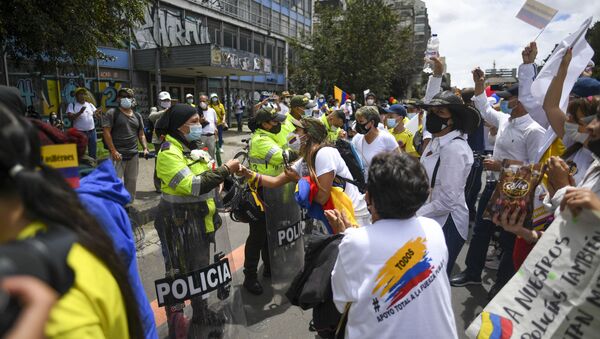 People greet police officers during a demonstration to oppose road blockades and violence, after a month of national protests, in Bogota, on 30 May 2021. - Sputnik International