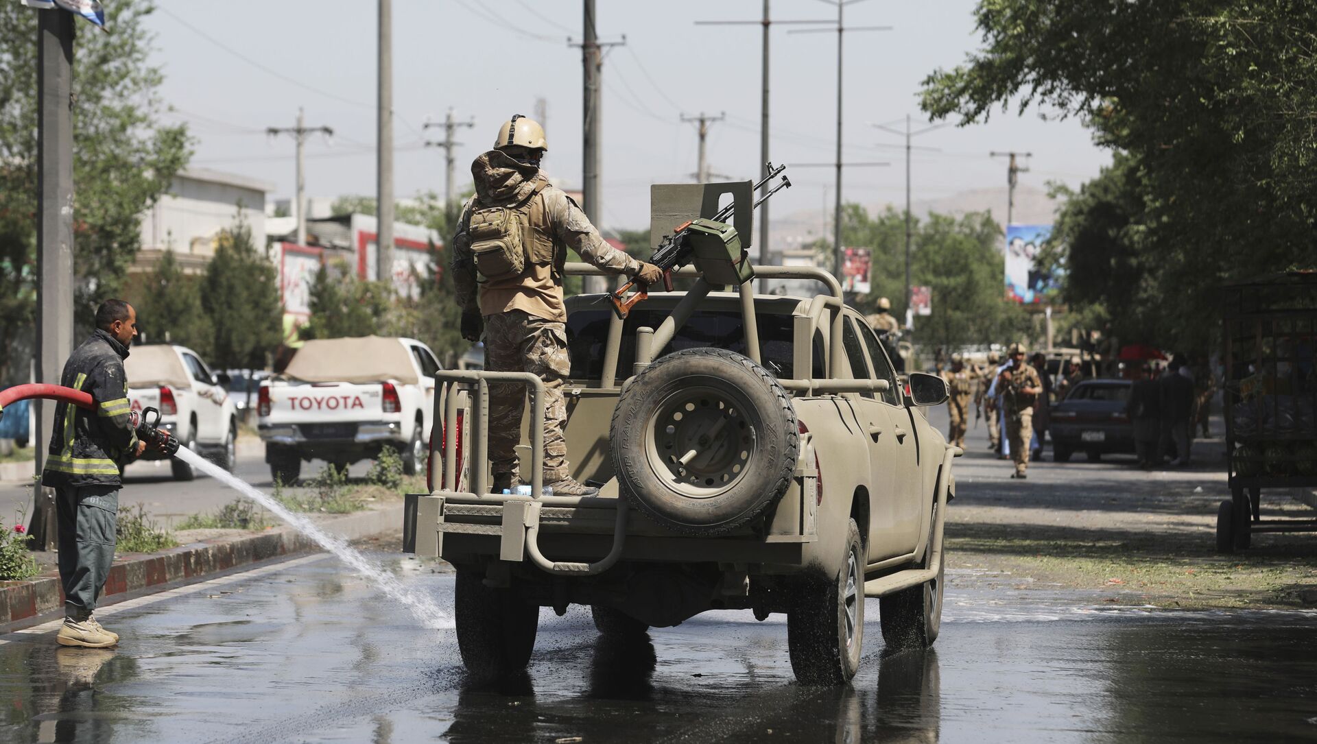 Afghan security personnel leave the scene of a roadside bomb explosion in Kabul, Afghanistan, Sunday, June 6, 2021. - Sputnik International, 1920, 09.06.2021