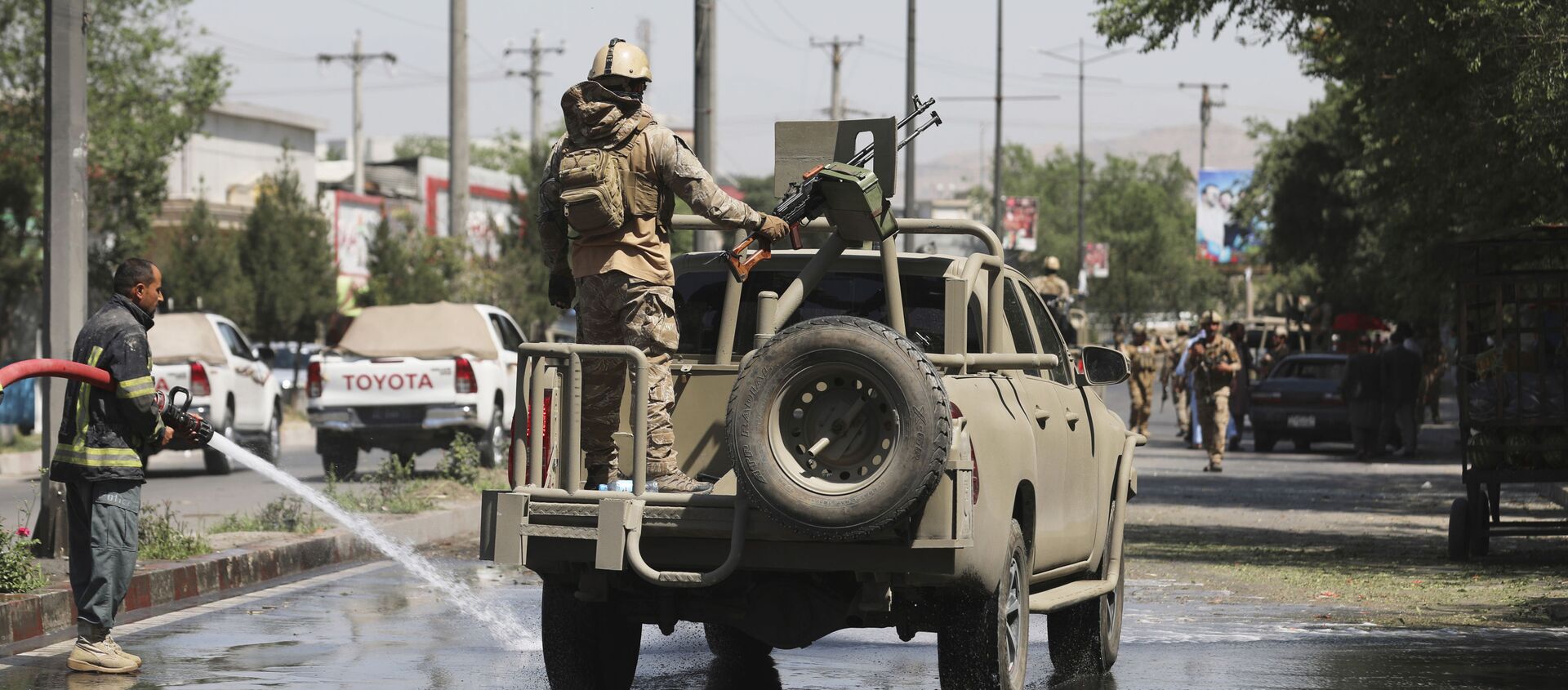 Afghan security personnel leave the scene of a roadside bomb explosion in Kabul, Afghanistan, Sunday, June 6, 2021. - Sputnik International, 1920, 04.08.2021