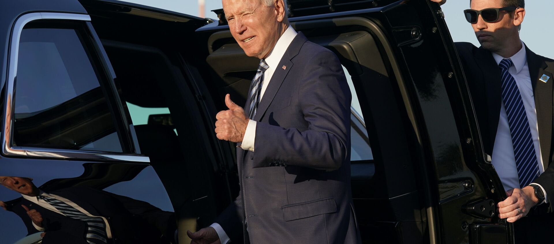 President Joe Biden steps into a motorcade vehicle after arriving at RAF Mildenhall in Suffolk, England, Wednesday, June 9, 2021. - Sputnik International, 1920, 15.06.2021