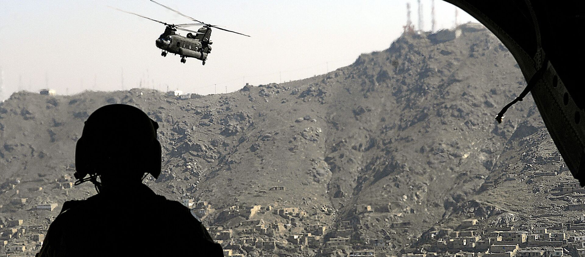 A CH-47 Chinook helicopter flies over Kabul, Afghanistan, June 4, 2007.  DoD photo by Cherie A. Thurlby.  - Sputnik International, 1920, 10.06.2021