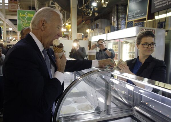 Ice Cream Mood: Politicians and Celebrities Eating One of the Most Popular Desserts Ever - Sputnik International